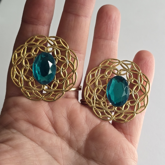 Vintage earrings large big green gem gold tone filigree pierced posts - Picture 9 of 13
